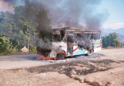 सडक दुर्घटनामा दुई जनाको मृत्यु ,  बसमा आगजनी  